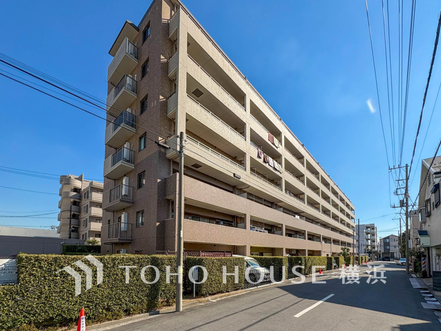 爽やかな青空の下に贅沢なほどに降り注ぐ陽光、豊かな居住性と、クオリティが見事に調和した住空間は、住まうことの喜びを感じさせてくれます。