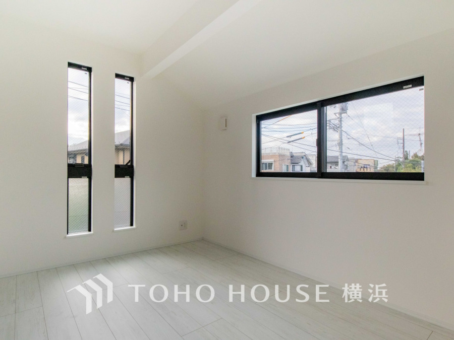 過ぎ行く時間をゆったりと感じることができる落ちついたプライベートルーム。リビングで楽しく過ごした後はゆっくり寛ぎの時間を満喫できます。静かな環境でリラックスタイムを愉しんで。