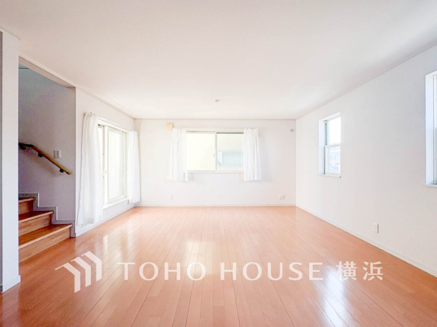 光と風があふれる開放的なリビングダイニングには自然と家族みんなが集まってきます。明るく穏やかな空気の中で飲んだり、食べたり、笑ったり。