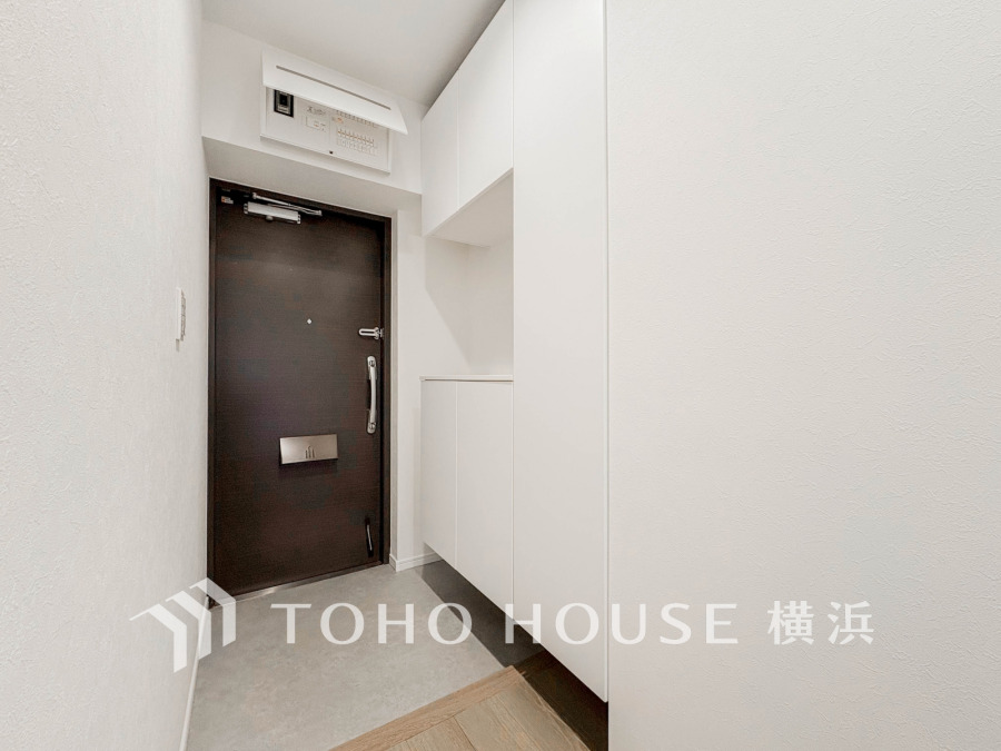 清潔感あふれる玄関は、大容量のシューズボックスを備え、すっきりとした収納で快適な出入りを実現します。