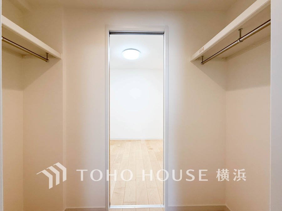 ウォークインクローゼットは家族みんなの衣類が収納できるよう広めに設計してあります。2部屋から行き来できるウォークスルータイプで便利です。