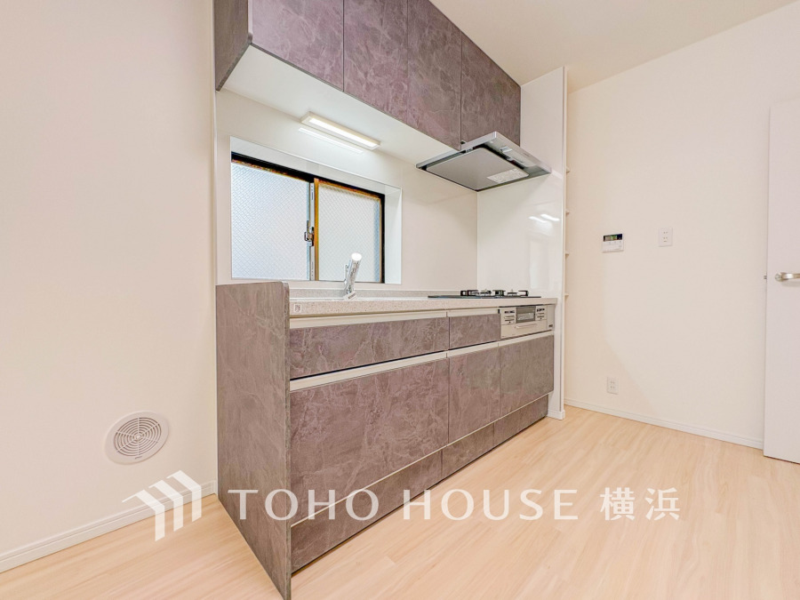 手元の収納から、足元の収納までが全てスライド式で、奥のスペースまで有効に活用できます。奥まで上から見渡せるので、たまにしか使わない調理器具もサッと取出せます。