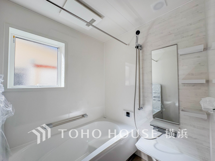 明るく清潔感あふれるバスルーム。ゆったり浸かれる浴槽と使いやすいシャワー設備を完備しています。