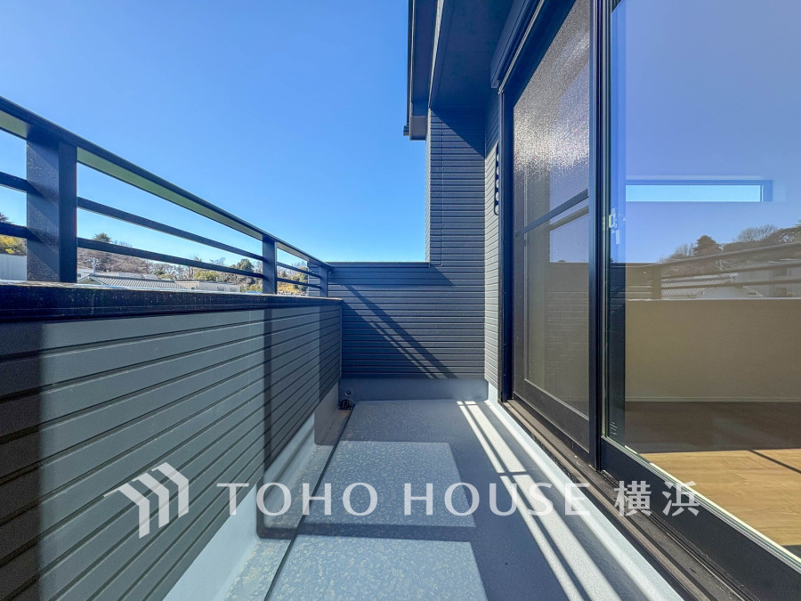 南西向きの明るいバルコニー。爽やかに光と風を感じる空間です。