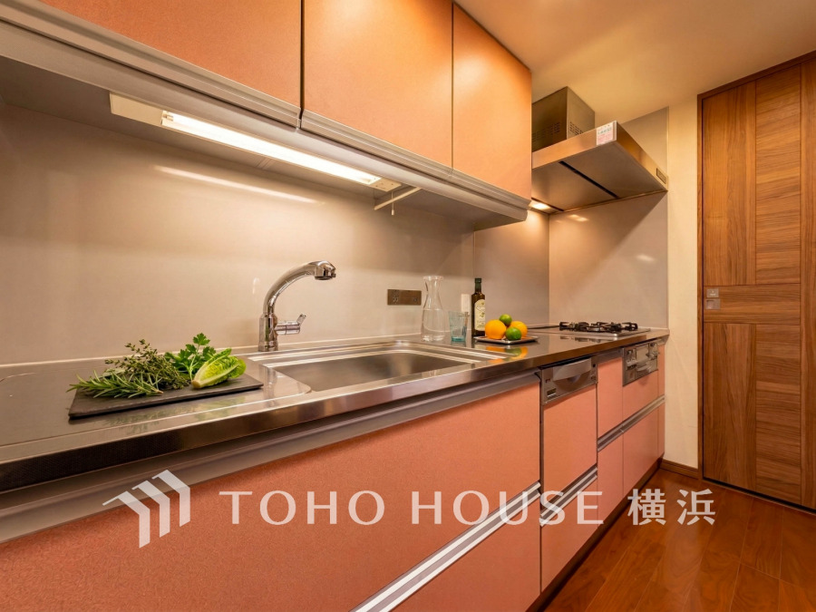 誰もが使いやすいデザインにこだわったキッチン。プライベートスペースを彩るインテリアとしての美と、快適な日常を支える機能性と強さがひとつになったキッチンです。