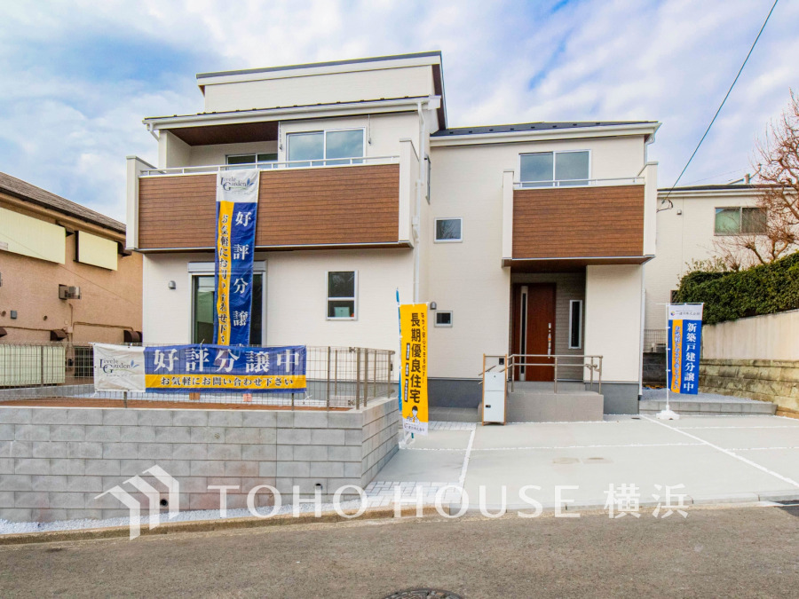 堂々たる趣ながら、主張し過ぎずどこか余裕を感じさせるシャープなフォルムで佇む邸宅は、晴天の空と照らし合わせる事で、本来あるべき完成形の姿を見せてくれます。