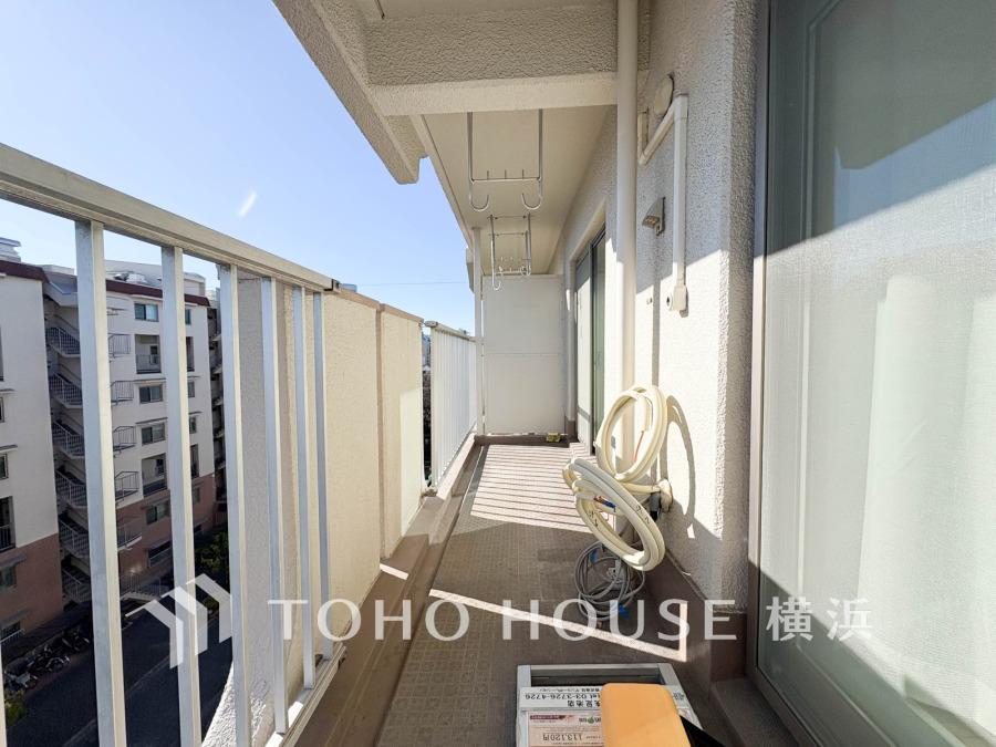 南東向きで開放感のあるバルコニーです。日当りがよく、日照時間も長い為洗濯物も短時間で乾きそう。
