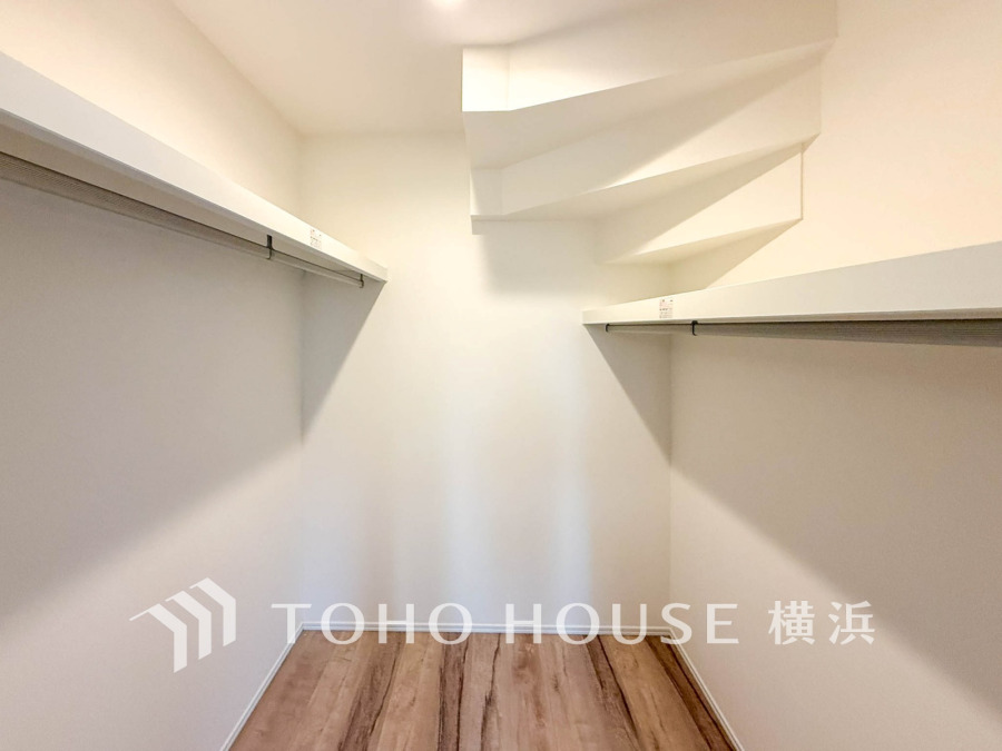 ウォークインクローゼットを完備。お子様のおもちゃやゴルフバックなど、大きなお荷物をお持ちの方や、季節物の家電製品やキャリーバック、お荷物が多い方でも安心のスペースです。