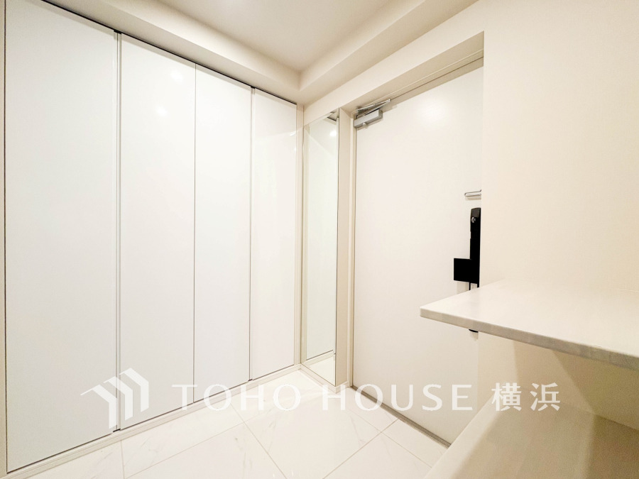 お客様をお迎えする玄関は落ち着いた雰囲気。帰り着くたびに洗練されたテイストの空間に迎えられ誇りと喜びを感じる玄関まわりです。