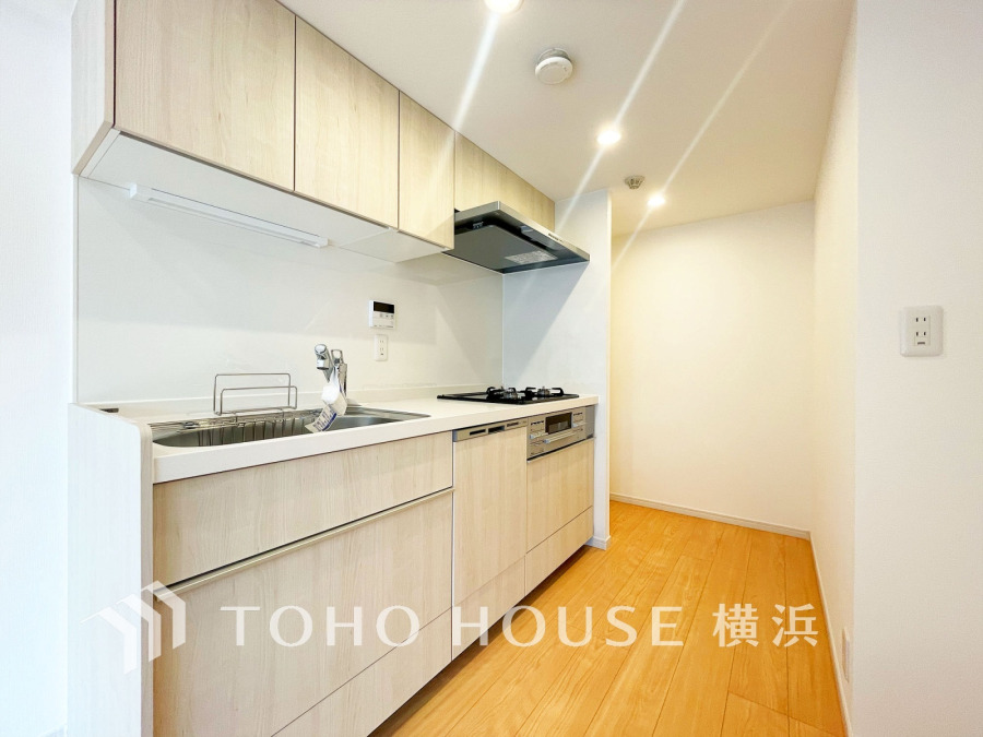 食卓から家族の賑やかな会話が聞こえてきそうな雰囲気が醸し出された半独立型タイプのキッチンでリビングと一体感を感じる動線の間取りタイプです。