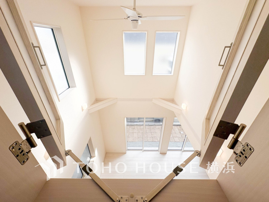 ダイナミックな吹抜けと多くの窓が印象的なリビング。2階の洋室との繋がりも嬉しい。1日の疲れを癒し、心地よく寛げるようゆったりとした広さを確保しています。落ち着いた雰囲気を紡ぎます。