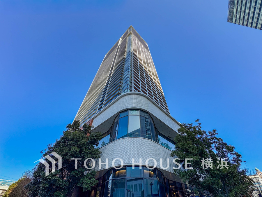 ふりそそぐ陽射しと開放的な空間形成。青空を背景に更なる美しさを醸す佇まい。暖かな陽光と爽やかな風がハーモニーを奏でる上質な空間を愉しむ暮らしがここにある。