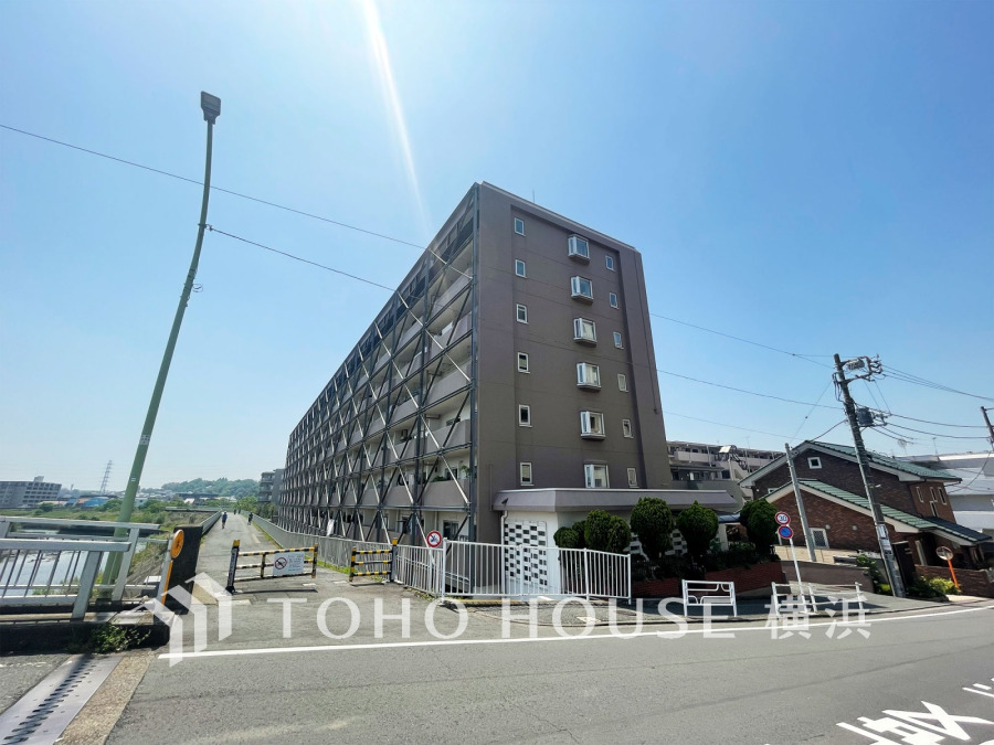 開放感溢れる早渕川の景色に隣接したマンション。川沿いをお散歩したりジョギングしたり、季節の変化を愉しみながら健やかな暮らしを送れそうです。