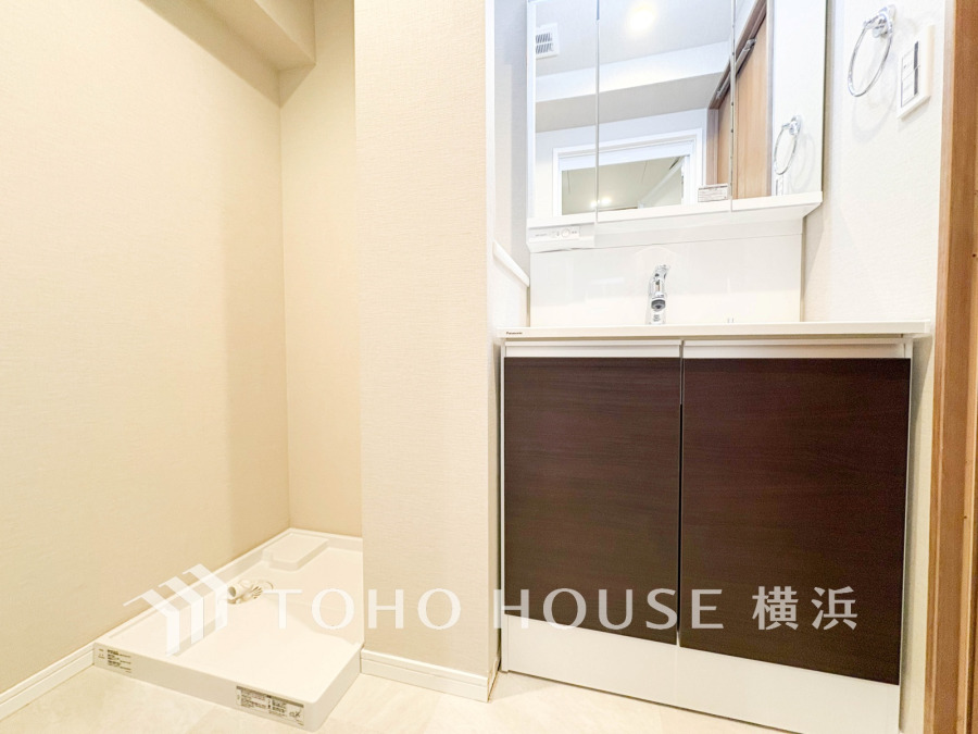 新規交換された洗面化粧台は美しく使いやすい機能が備えられています。