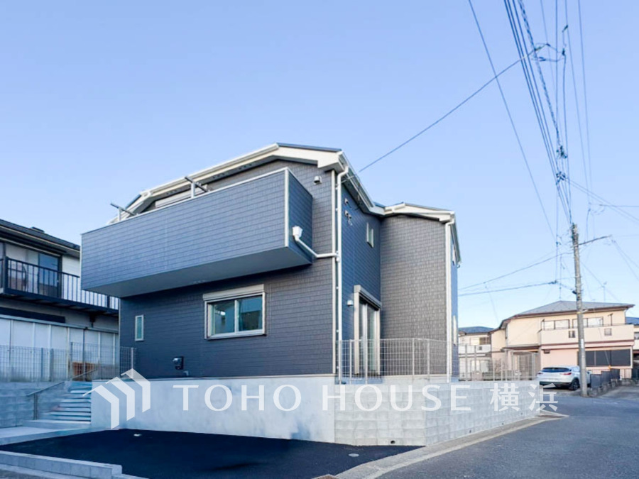 モダンなデザインが映える新築住宅。陽当たり良好で、駐車スペースも確保された快適な住まいです。