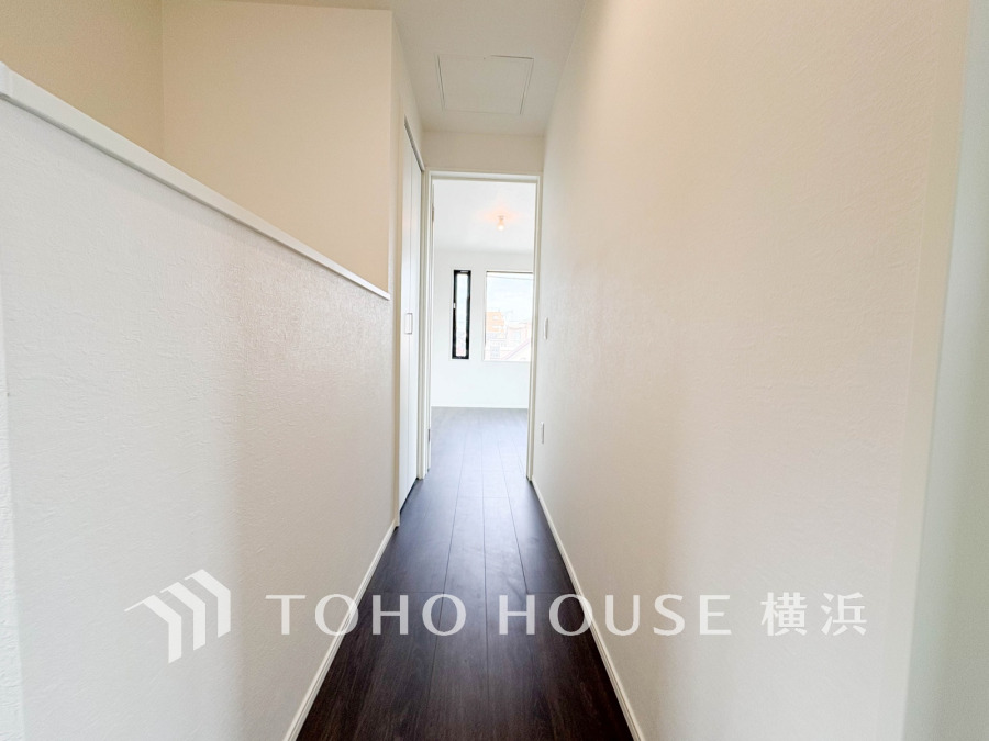 上質感漂う玄関と廊下。居住者の帰り、訪れる方を優しく迎える・安らぎに満ちた生活空間を予感させる。健やかな暮らしを楽しめることでしょう。