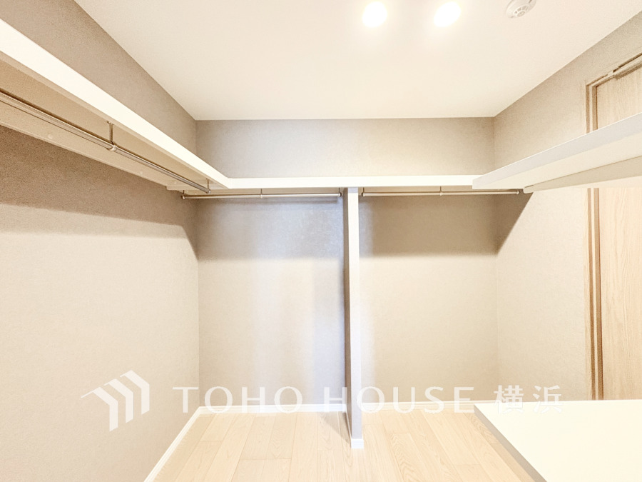 広々としたウォークスルークローゼット。大容量収納で季節物もすっきり整理できます。