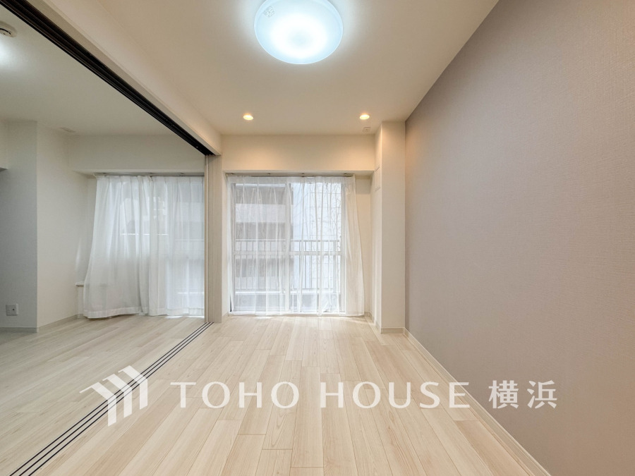 明るい自然光が差し込む、シンプルで清潔感あふれるリビングスペース。開放的な間取りが魅力です。