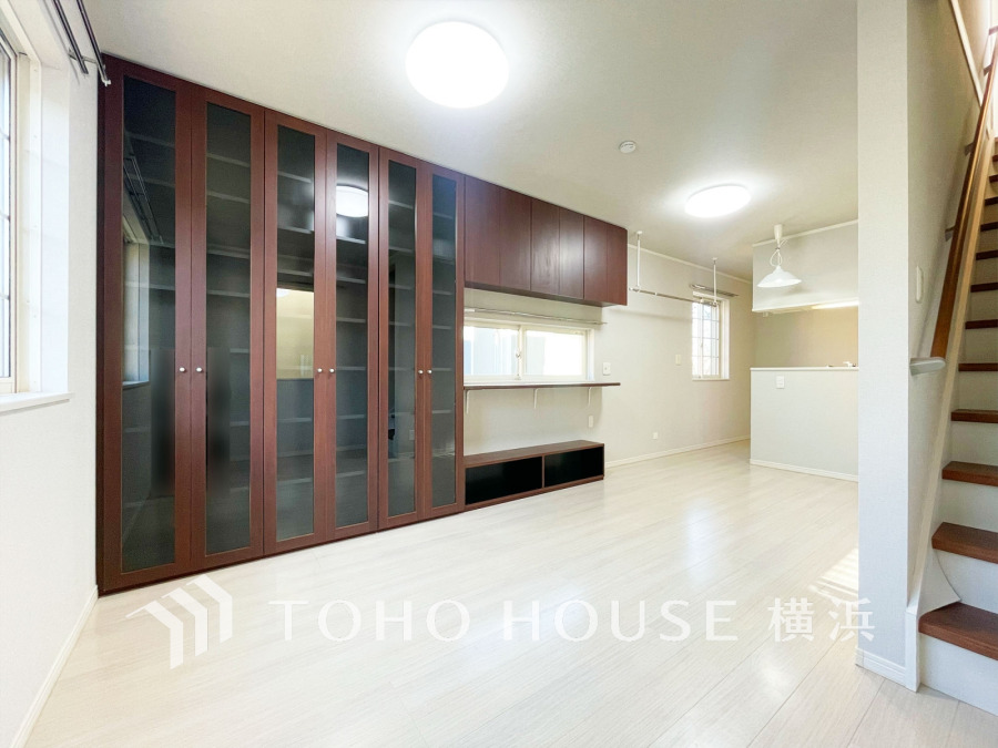 大容量収納と明るい窓辺が魅力のリビング。階段横の空間も有効活用できる設計です。