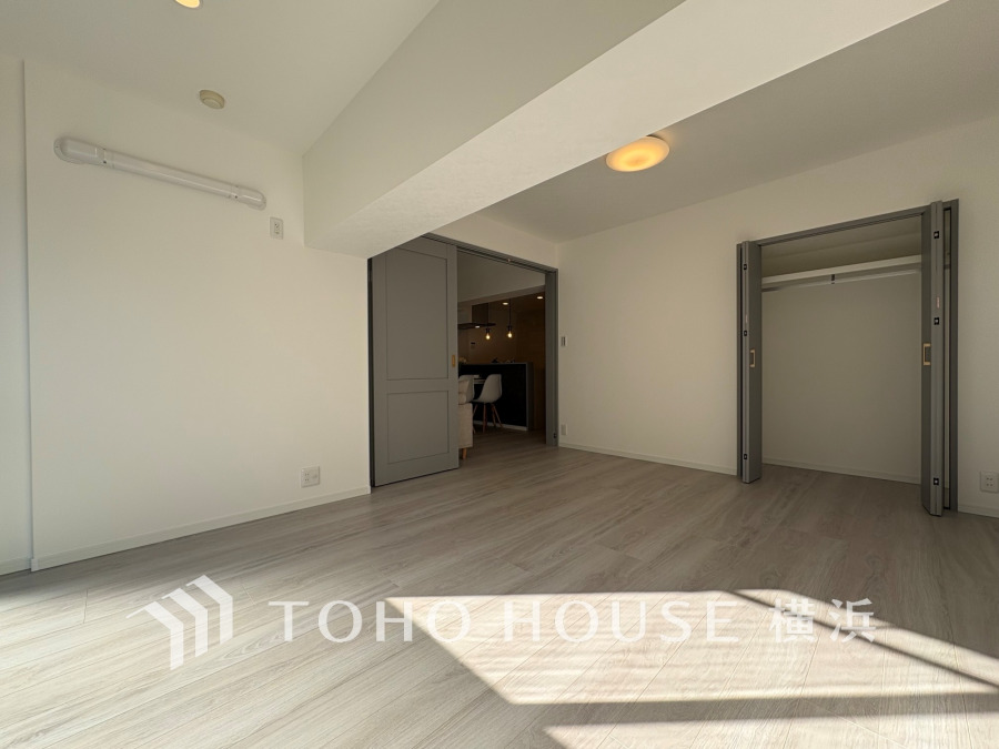 過ぎ行く時間をゆったりと感じることができる落ちついたプライベートルーム。リビングで楽しく過ごした後はゆっくり寛ぎの時間を満喫できます。静かな環境でリラックスタイムを愉しんで。