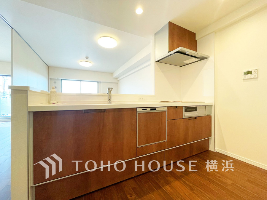 機能性とデザイン性を兼ね備えたシステムキッチン。リビングとの一体感も考慮され、美しい空間が実現。
