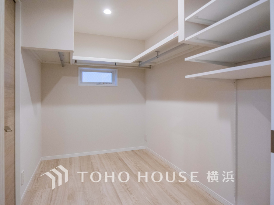 ファミリークローゼットは家族みんなの衣類が収納できるよう広めに設計してあります。廊下と洗面室からの2wayアクセスで、日々の暮らしがスームズに。家事ラクを叶えるスマート動線。