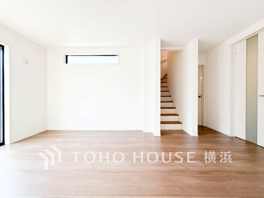 家族みんなが爽やかに健やかに過ごせるように、溢れる光をたっぷり取り込んだリビングダイニング。集いの場、憩いの場としての快適性を求めたやすらぎの空間です。