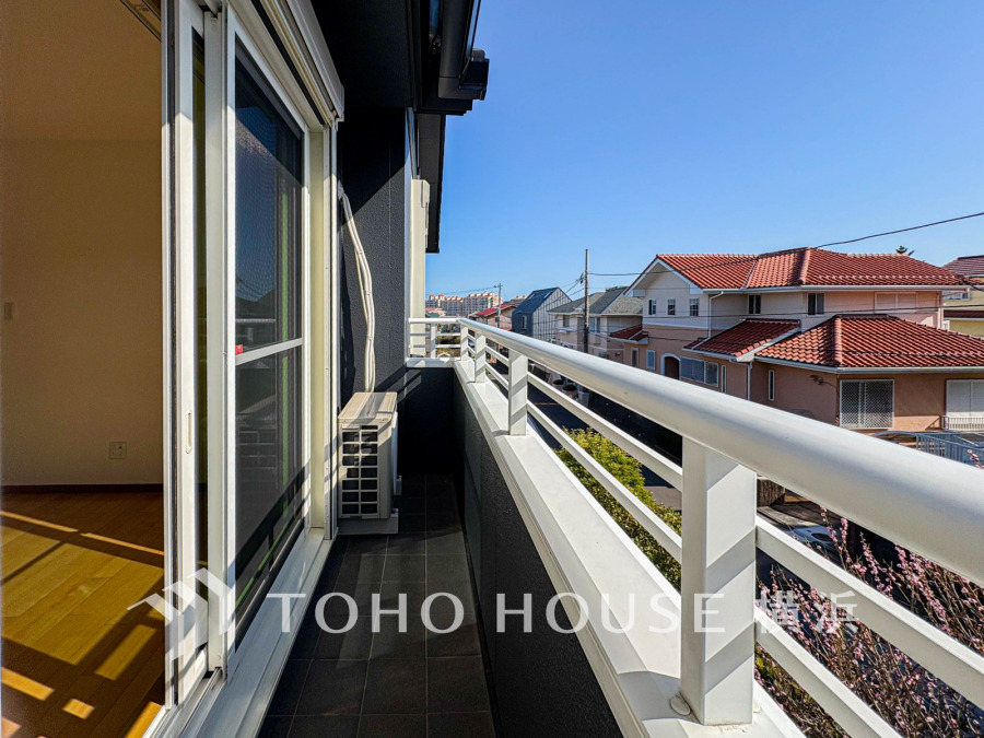 陽当たり良好な南西向きバルコニー。低層住宅が広がる街並みは、心地よい開放感が漂っています。