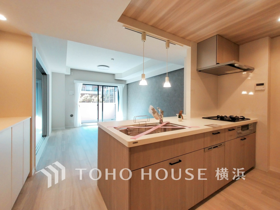 新規交換された清潔感溢れるシステムキッチン。リビングが見渡せるスタイリッシュな対面式キッチンです。
