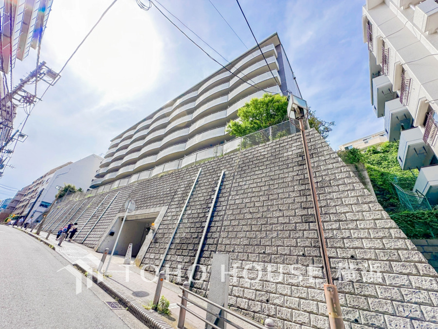 穏やかな風と陽光を導き、プライバシーに配慮された設計プランを採用し、居住性を一段と心地よいものにしています。周辺環境とのコラボレーションにより明るく開放的な空間を演出。