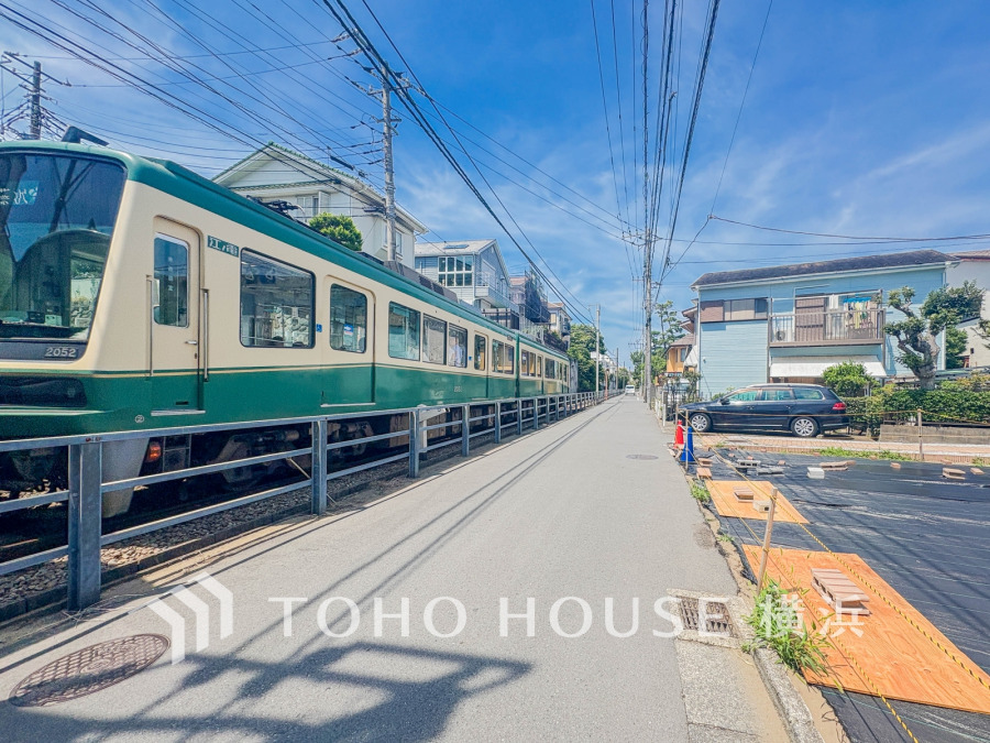 江ノ島電鉄線『鵠沼』駅まで徒歩2分！現地の前を江ノ電が走っています。
