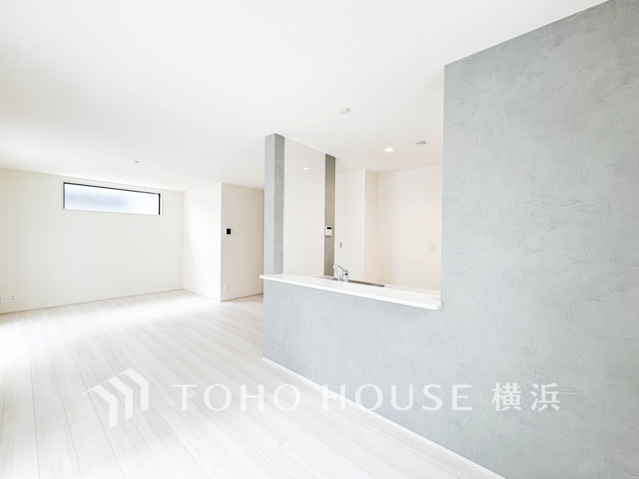 光と風が溢れる開放的なリビングダイニングには自然と家族みんなが集まってきます。明るく穏やかな空気の中で飲んだり、食べたり、笑ったり。