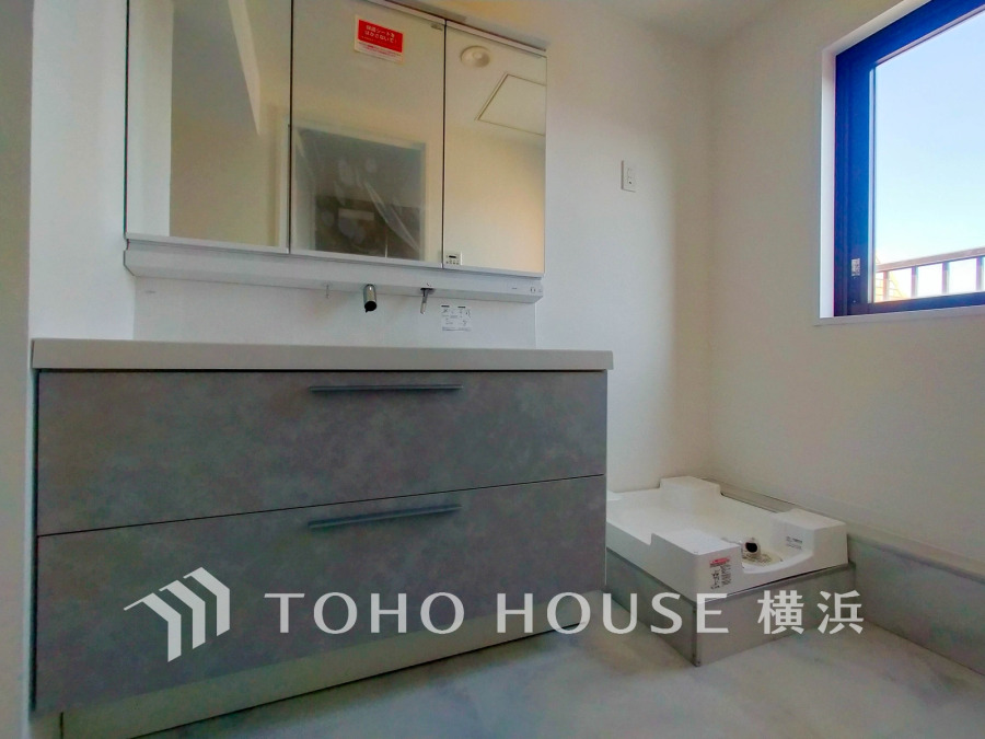 新規交換された洗面化粧台は美しく使いやすい機能が備えられています。