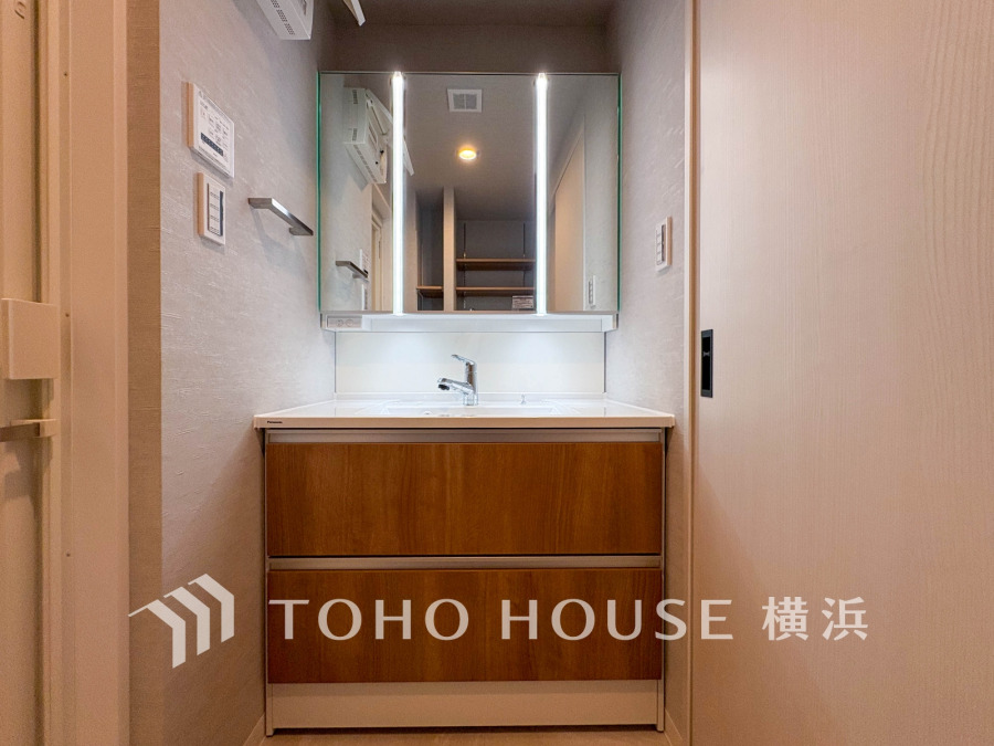 新規交換された洗面化粧台は美しく使いやすい機能が備えられています。