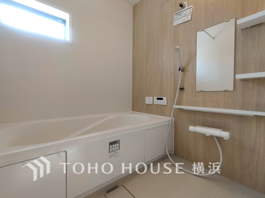 上質が感じられる質感とカラーリングで、清潔な空間美を実現。一日の疲れが癒される優雅なバスタイムを堪能できるゆとりあるバスルームです。