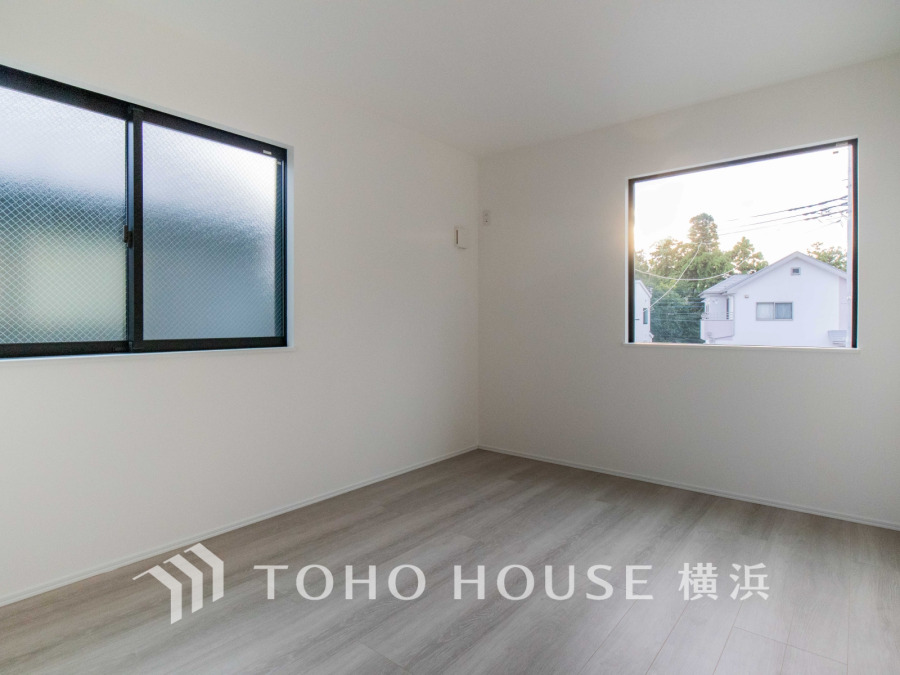 ひとりの時間をゆったり過ごしたり、静かな環境で趣味に打ち込んだり、自分時間を快適に過ごすプライベートルーム。大きな窓で彩られた空間は、心地よい風と伸びやかな眺めを愉しむ特等席に。