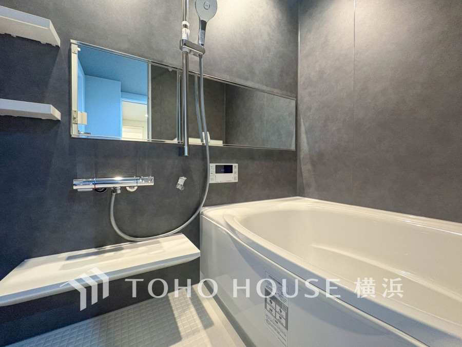 快適な使い心地とゆとりある空間が1日の疲れを解きほぐすバスルーム。空間も浴槽もゆったりのびのび使えるゆとり設計。広く感じるゆとり設計で快適なリラックスタイムを過ごせます。