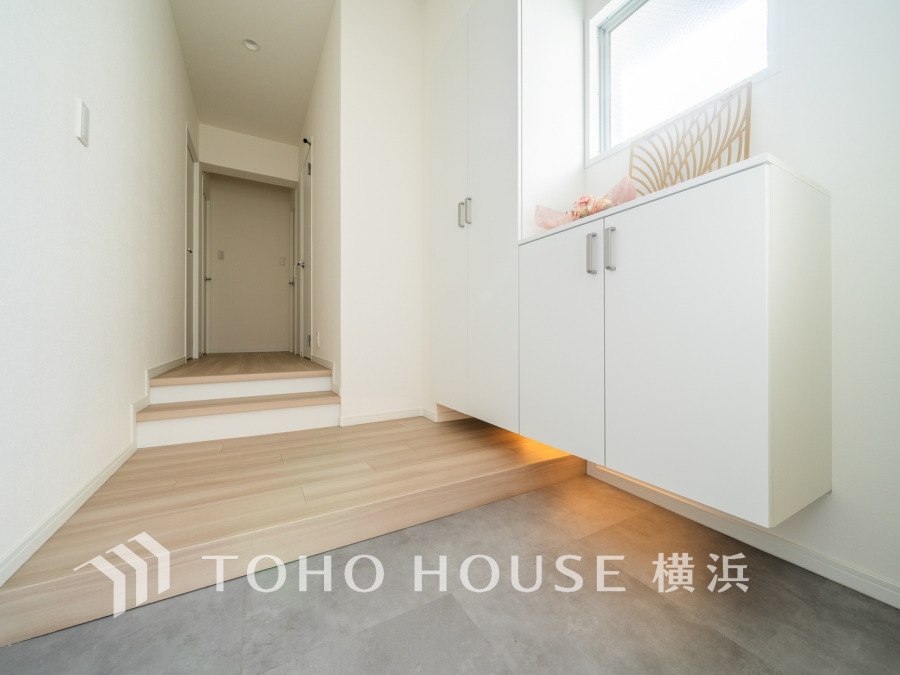 豊かなプライベートタイムへ誘うモダンテイストな玄関。デザインや素材が美しい調和を奏でている空間。ゲストを迎える空間はゆとりと優しさを滲ませます。