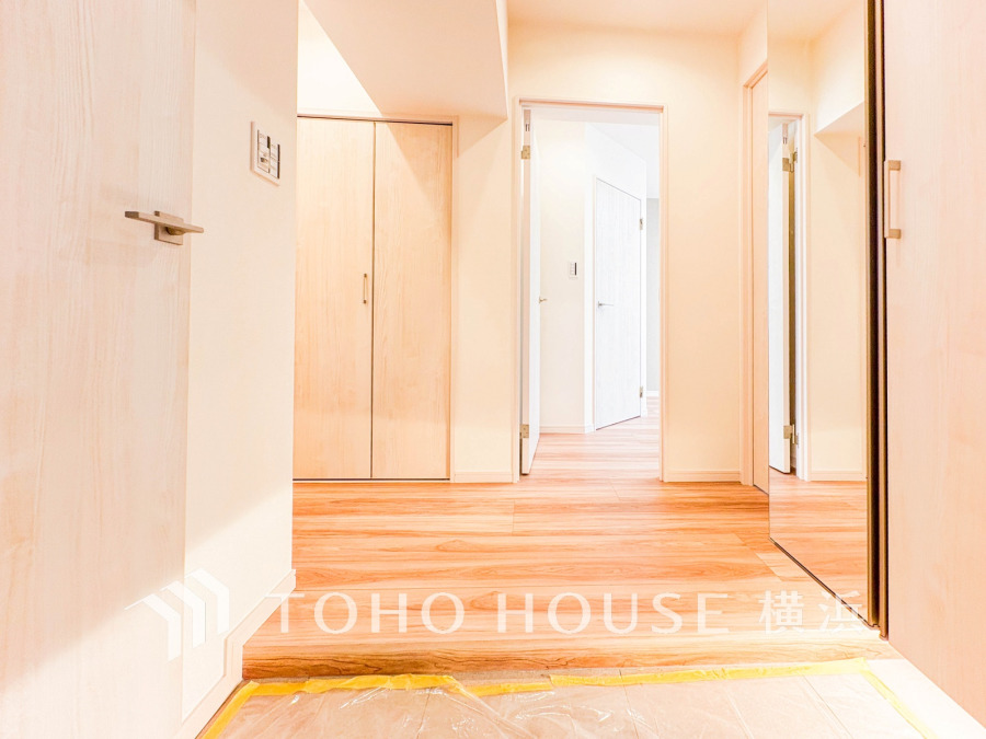 お客様をお迎えする玄関は落ち着いた雰囲気。帰り着くたびに洗練されたテイストの空間に迎えられ誇りと喜びを感じる玄関まわりです。