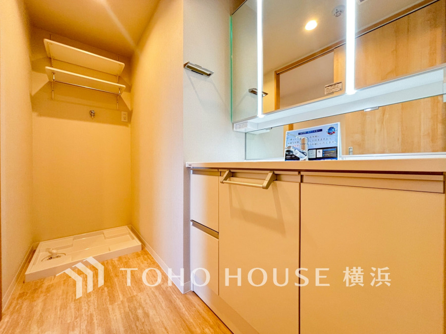 新規交換された洗面化粧台は美しく使いやすい機能が備えられています。