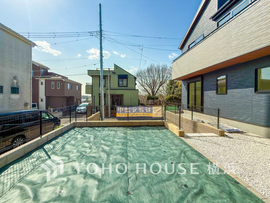 ゆとりあるお庭スペースは、季節感を演出する多彩な樹木で彩り、四季折々の変化を楽しめる心地よい空間に。
