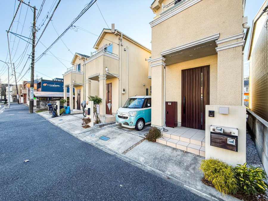 時代の流れに惑わされないシックなカラートーンで街並みに溶け込む外観は、主張し過ぎず、また平凡になり過ぎず絶妙なコントラストで輝きを放ちます。