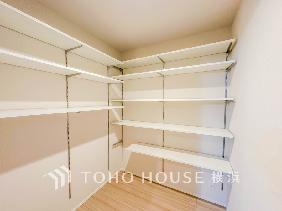 本邸宅にはパントリーをご用意いたしました。お買い物のストック分やその他の収納など、大容量の収納スペースとなっております。是非、現地をご確認下さい。