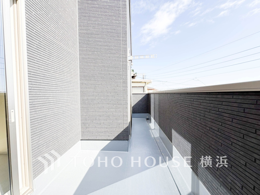 広いバルコニーは、暮らしの中での光と風を演出してくれています。見事なまでの開放的な空間をお楽しみください。

