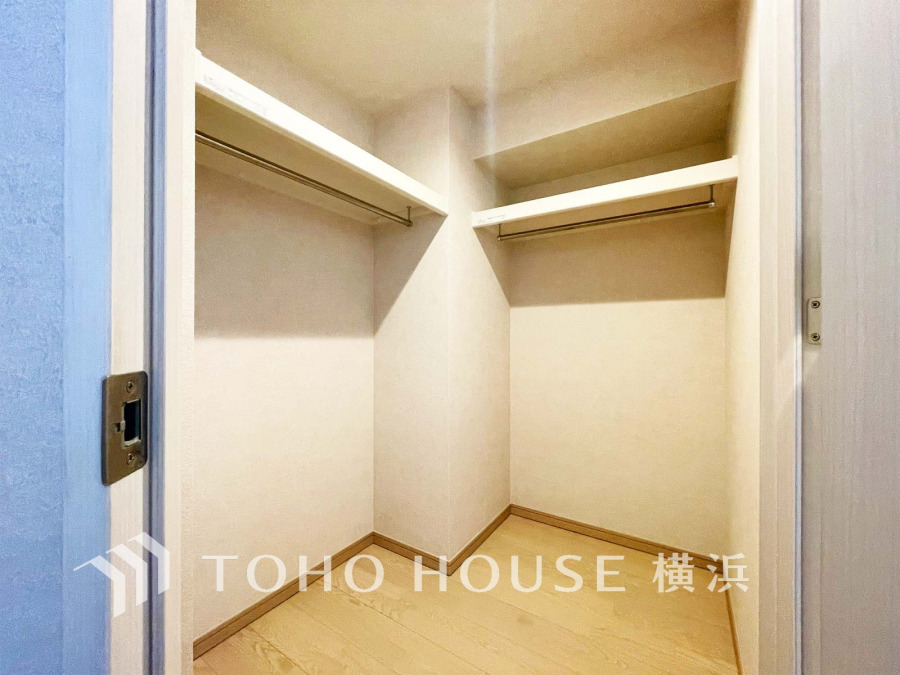 たっぷり収納できるウォークインクローゼット。衣類や小物をすっきり整理できる便利な空間です。