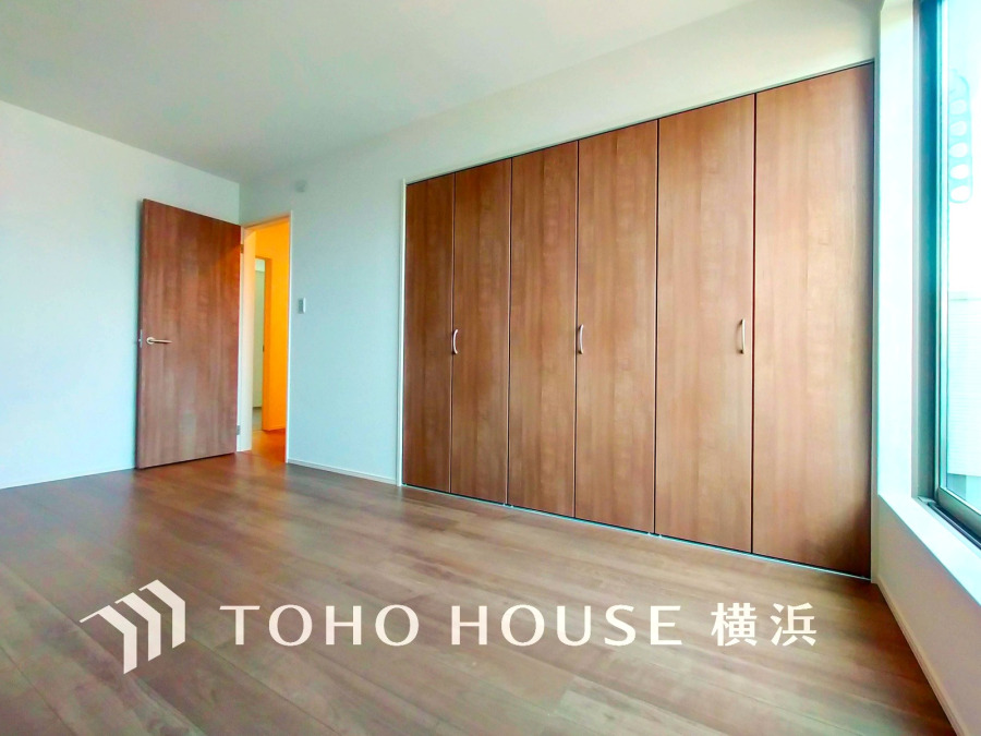 ひとりの時間をゆったり過ごしたり、静かな環境で趣味に打ち込んだり、自分時間を快適に過ごすプライベートルーム。大きな窓で彩られた空間は、心地よい風と伸びやかな眺めを愉しむ特等席に。