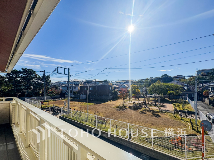 陽当たり良好なバルコニーから、緑豊かな公園と閑静な住宅街を一望できます。明るく開放的な住環境です。