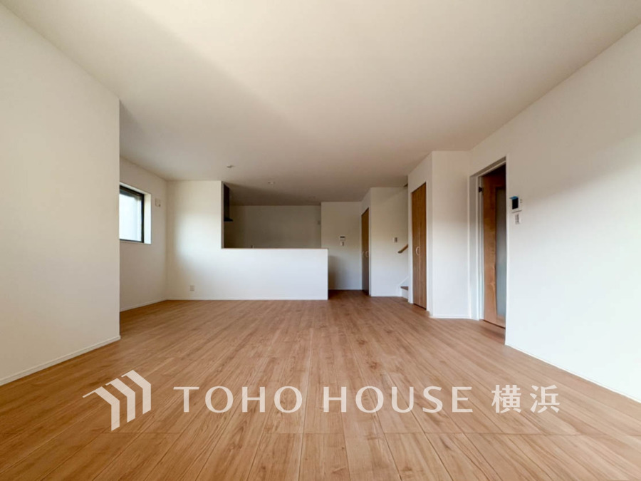 豊かな光が床材を照らしだすひと時、この場所には落ち着きと上質な空気感が流れます。ご家族やお友達との時間など、多くの時を刻む空間。何気なく過ぎる時でさえも上質なひと時となる快適な空間を目指して。