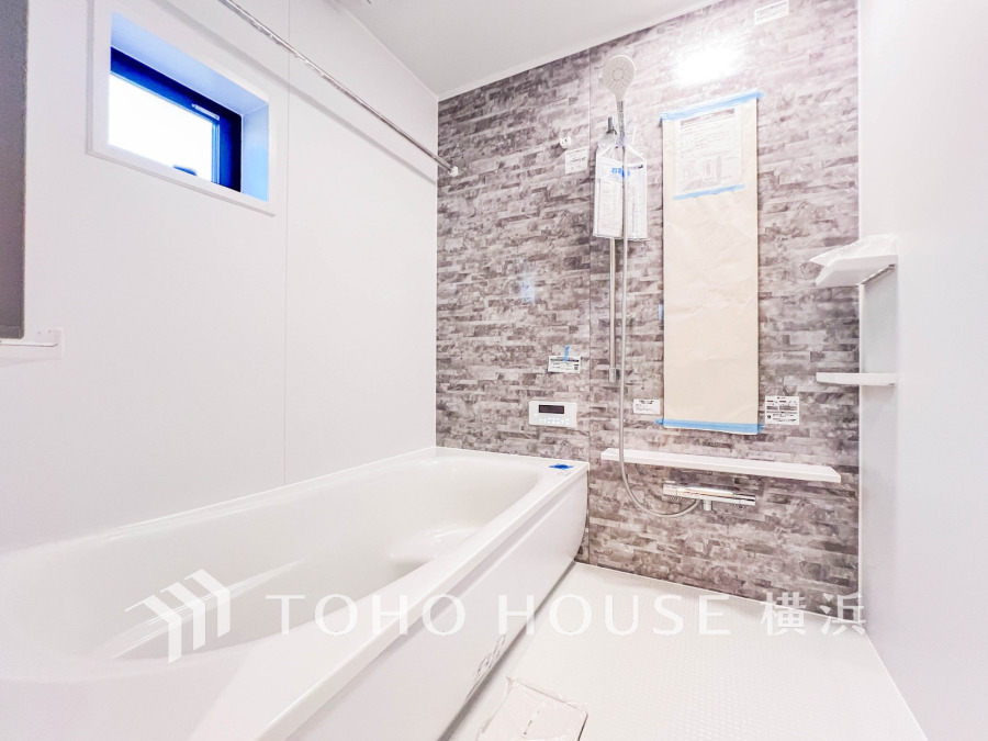 上質が感じられるカラーリングで、清潔な空間美を実現。一日の疲れが癒される優雅なバスタイムを堪能できるゆとりあるバスルームです。