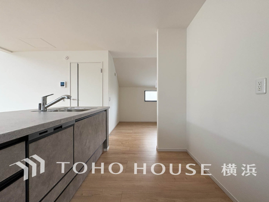 広く取られた対面キッチンは、リビングで寛ぐご家族と会話をしながらお料理が出来ます。高級感のあるカラーで空間をより上質な雰囲気にした、清潔感のあるデザインです。